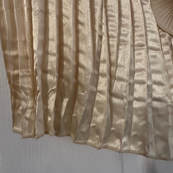 Beautiful gold ruffle blouse - Picture 4 of 6